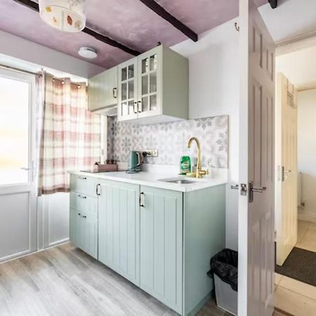 Bedroom With Kitchenette, Private Bathroom And Parking Cardiff Eksteriør bilde