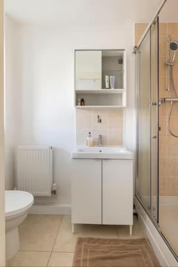 Bedroom With Kitchenette, Private Bathroom And Parking Cardiff Eksteriør bilde
