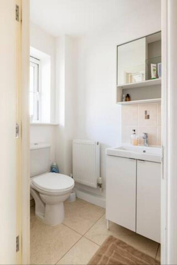 Bedroom With Kitchenette, Private Bathroom And Parking Cardiff Eksteriør bilde