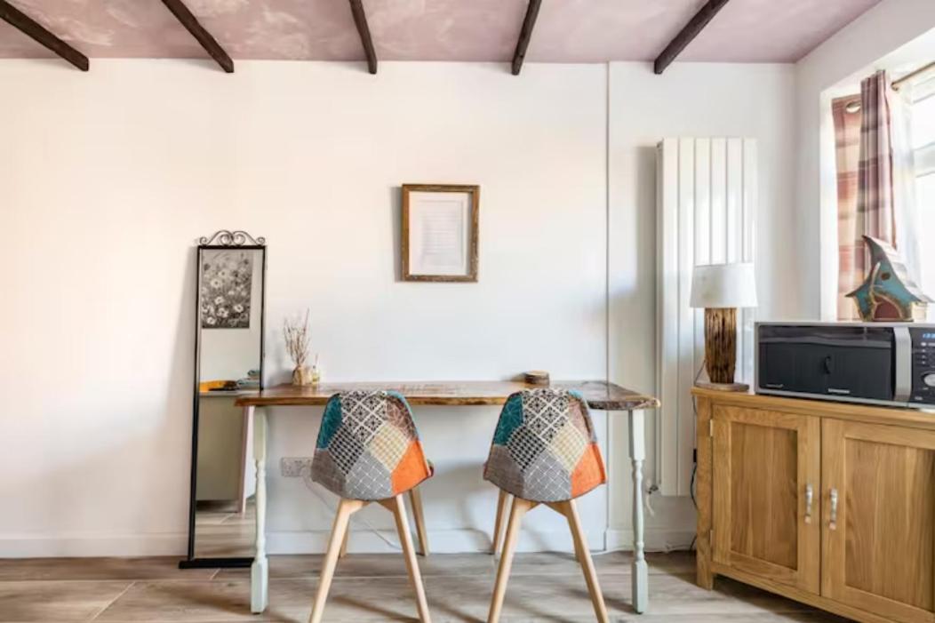 Bedroom With Kitchenette, Private Bathroom And Parking Cardiff Eksteriør bilde