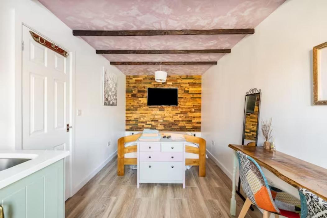 Bedroom With Kitchenette, Private Bathroom And Parking Cardiff Eksteriør bilde